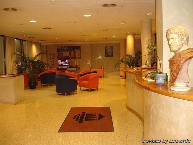 Hotel Octavia กาดาเกส ภายใน รูปภาพ
