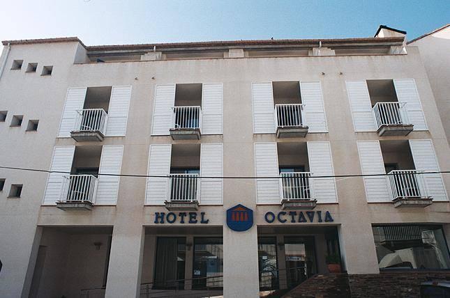 Hotel Octavia กาดาเกส ภายนอก รูปภาพ